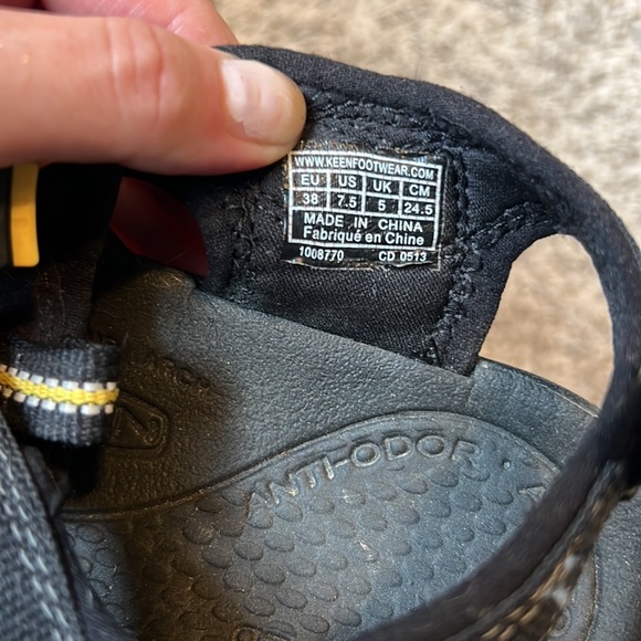 KEEN waterproof sandals GUC - Picture 3 of 3